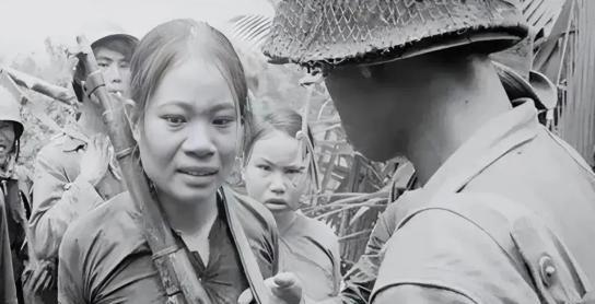 1965年，美越战争中，一位北越美女游击队队长被美国大兵俘虏了，当天就被偷偷注射