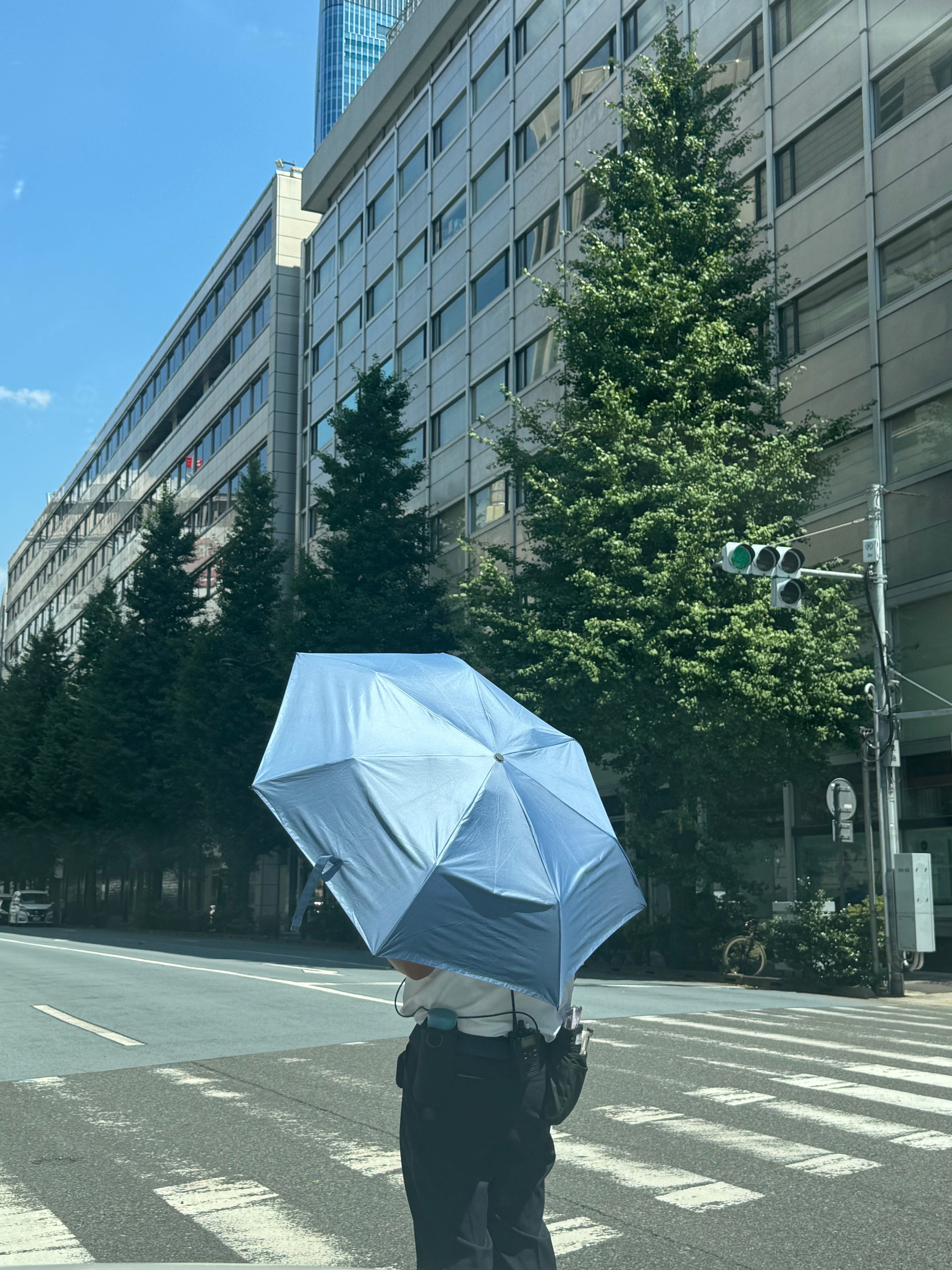 日本百货店停车场的工作人员真不容易啊，在烈日下暴晒指挥车辆，并且他们都是六七十岁