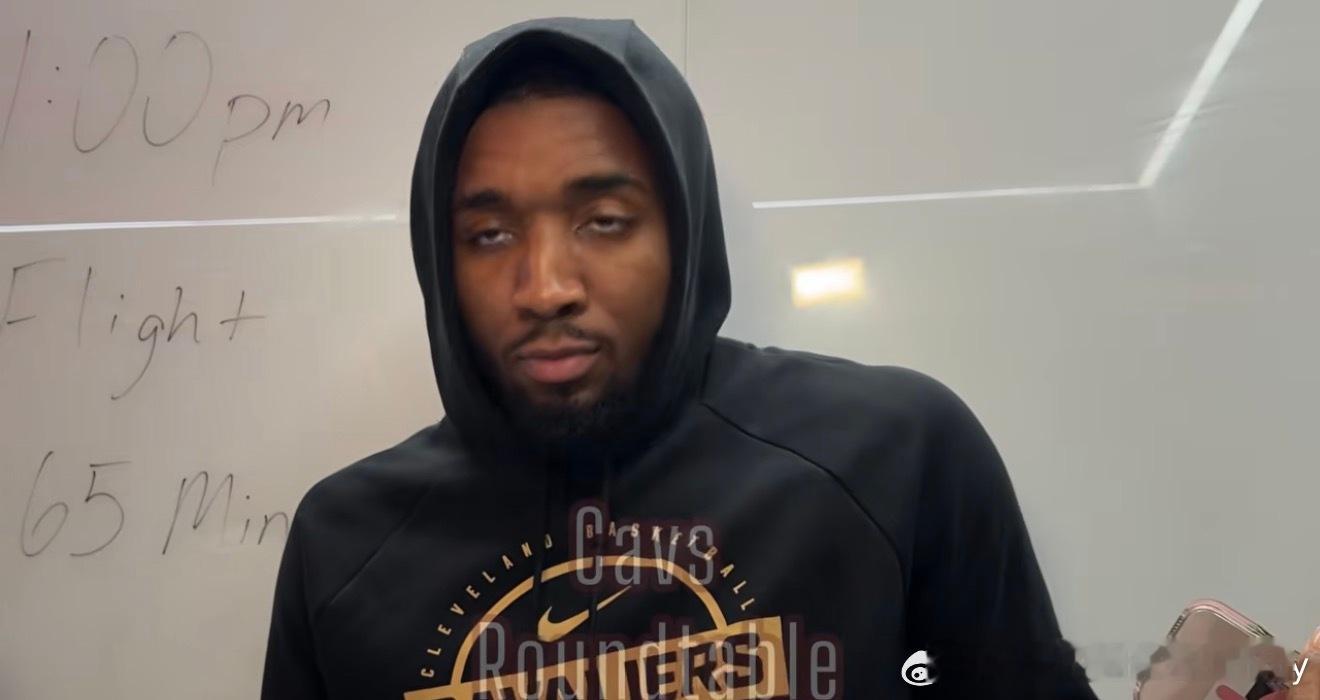 米切尔：我当时甚至没想过要扣篮。他把球抛了上去，我就去接了。但那是个神级传球，我