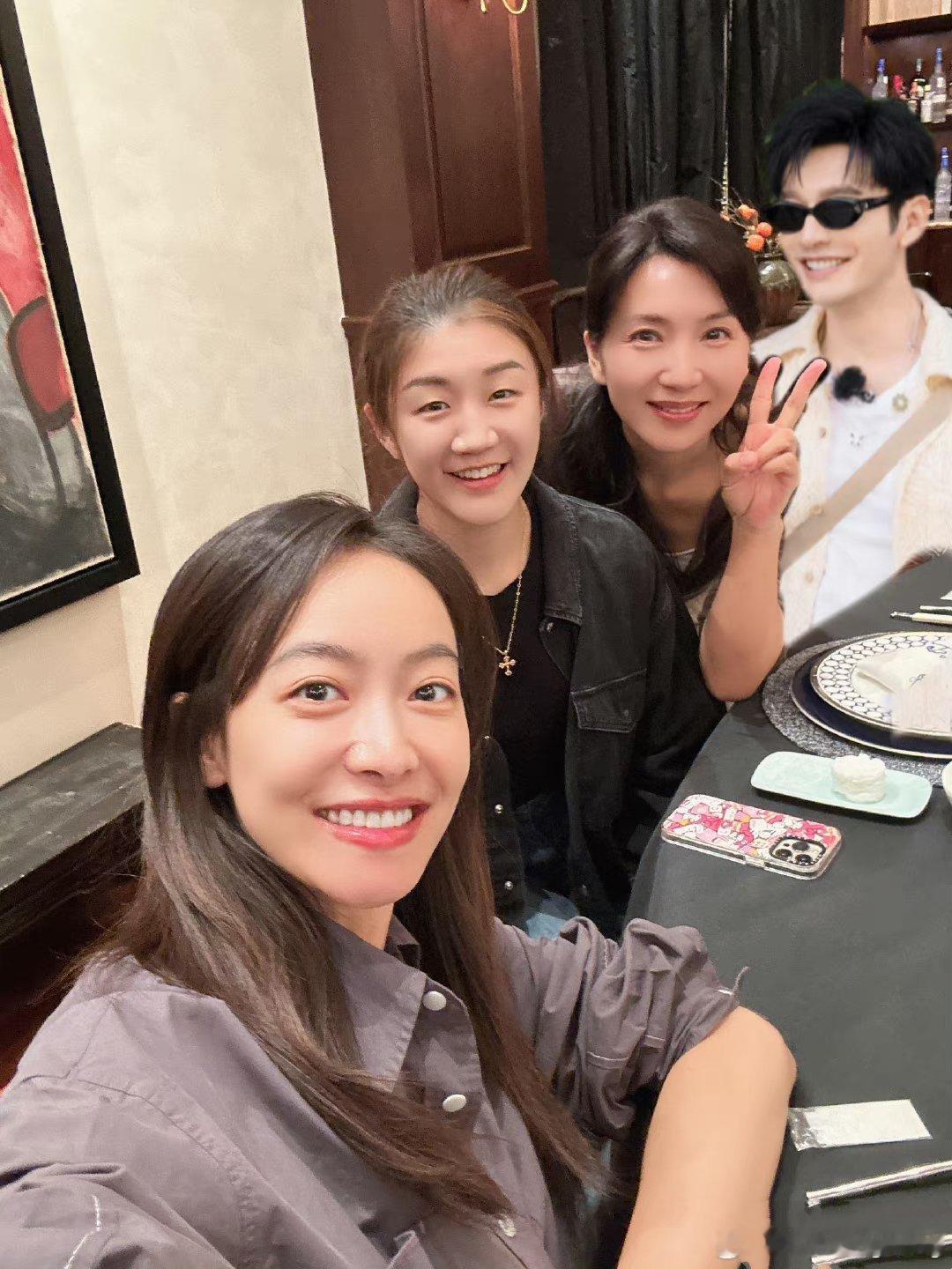 陈梦与宋茜陈好一起聚餐，三人是山东老乡，都是大美女，还特意把黄晓明P到合照里！哈