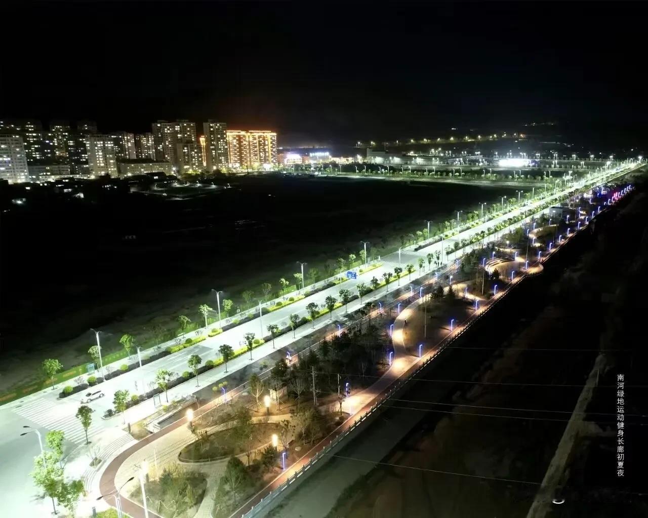 夜幕灯火似天明，星星点点众家庭，莫问时空有无尽，庸庸众生不能停，弹指一挥半生勤！