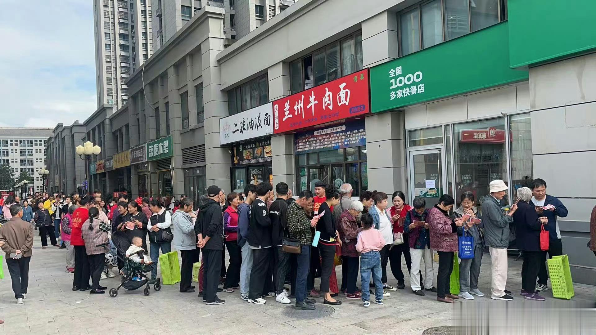 #老乡鸡免费# 第一次见不用随份子的席，这不得赶紧搬好我的板凳冲！ ​​​