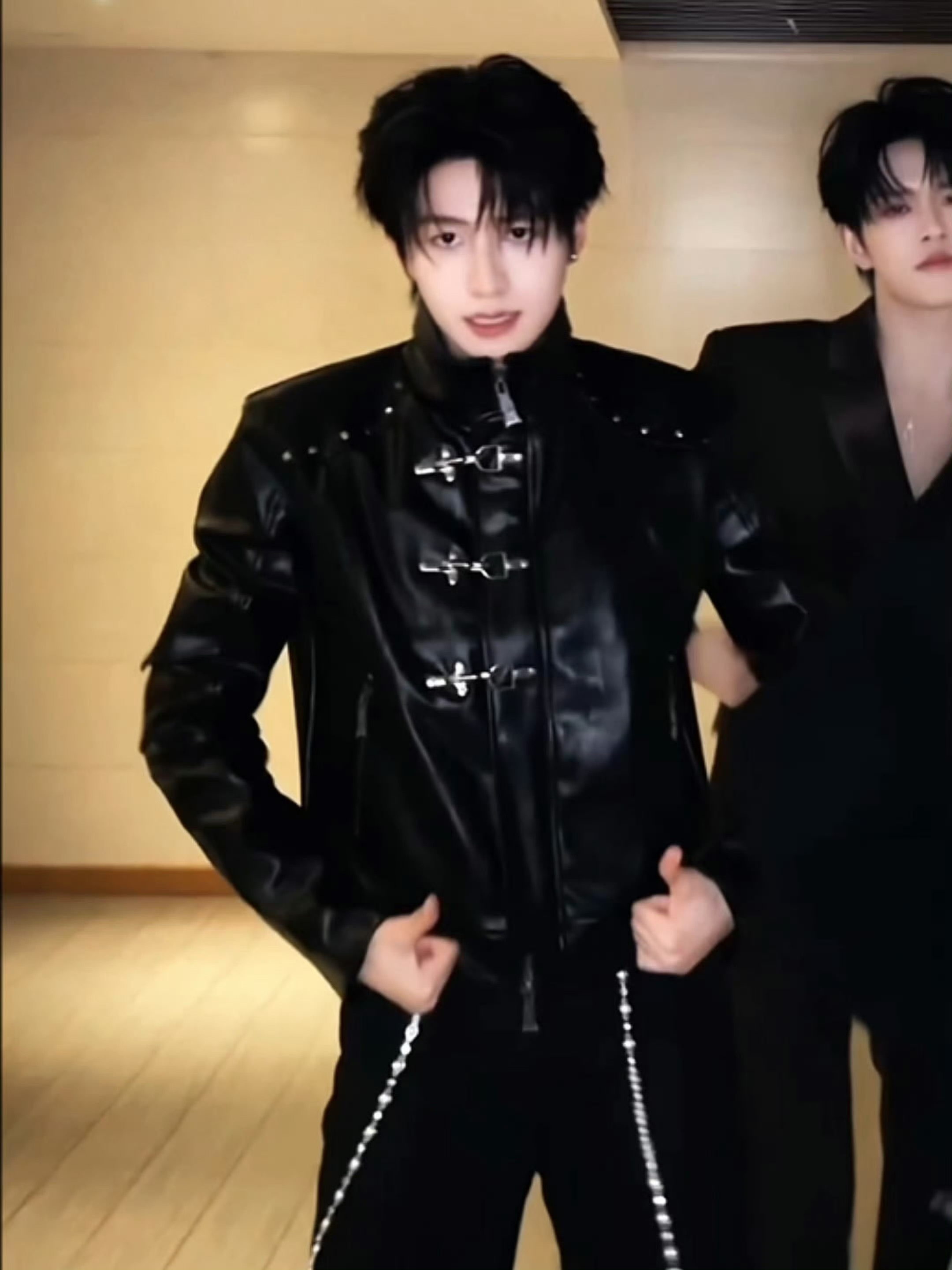 朱志鑫手势舞表情管理 朱志鑫的这个跳舞表情管理如何？ live图告诉你 