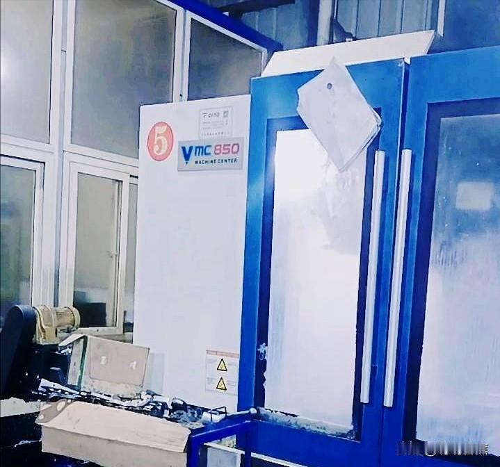 厂区角落轰鸣不绝，王师傳如同指挥八重协奏的交响家，仅凭眼角的余光，一台注塑机开闸