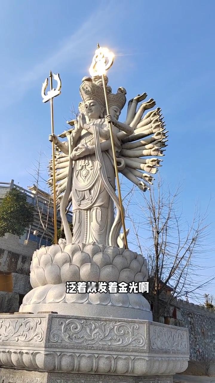这里居然还有千手观音，不简单。这个地方泛着焕发着金光，散发着金光，佛光普照。前面