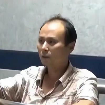 2015年，湖北一男子因为讨薪维权败诉后，在取法院判决回执单的时候，拿刀狠狠的刺