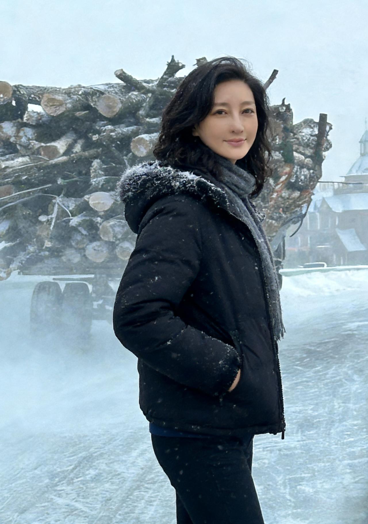 雾里柴车雪满身，冰原极目净无尘。
莫言冬色皆萧瑟，肩披寒香待远人。