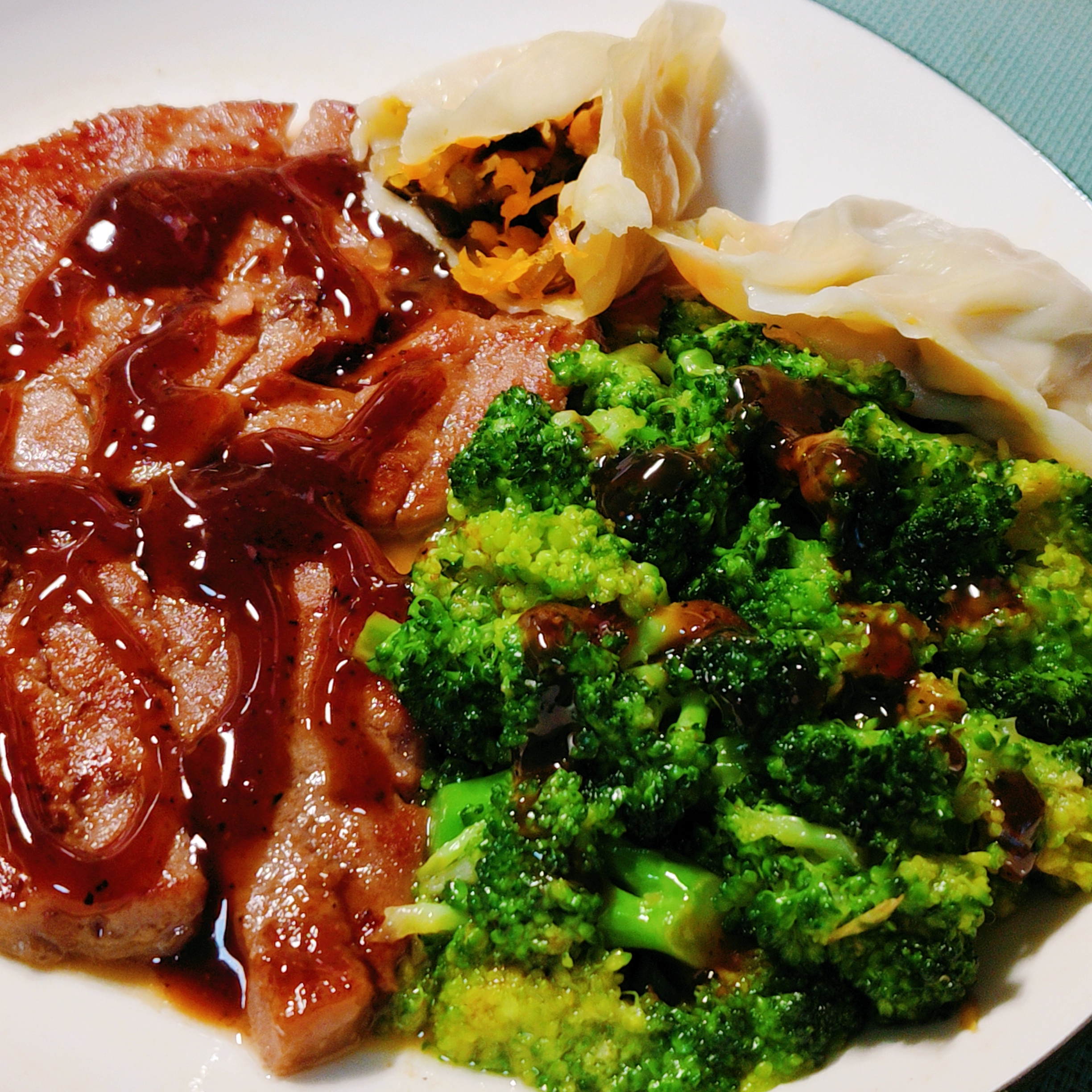 今日晚饭：胡萝卜木耳饺子🥟 牛排西蓝花 🥦  lucky的碎言碎语