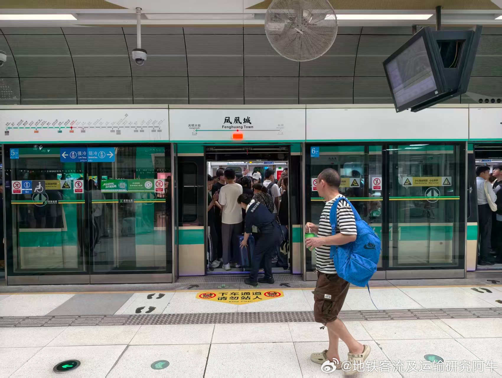 深圳地铁 网友：2026-06-29（周一，多云有短时阵雨）下午18:20左右，
