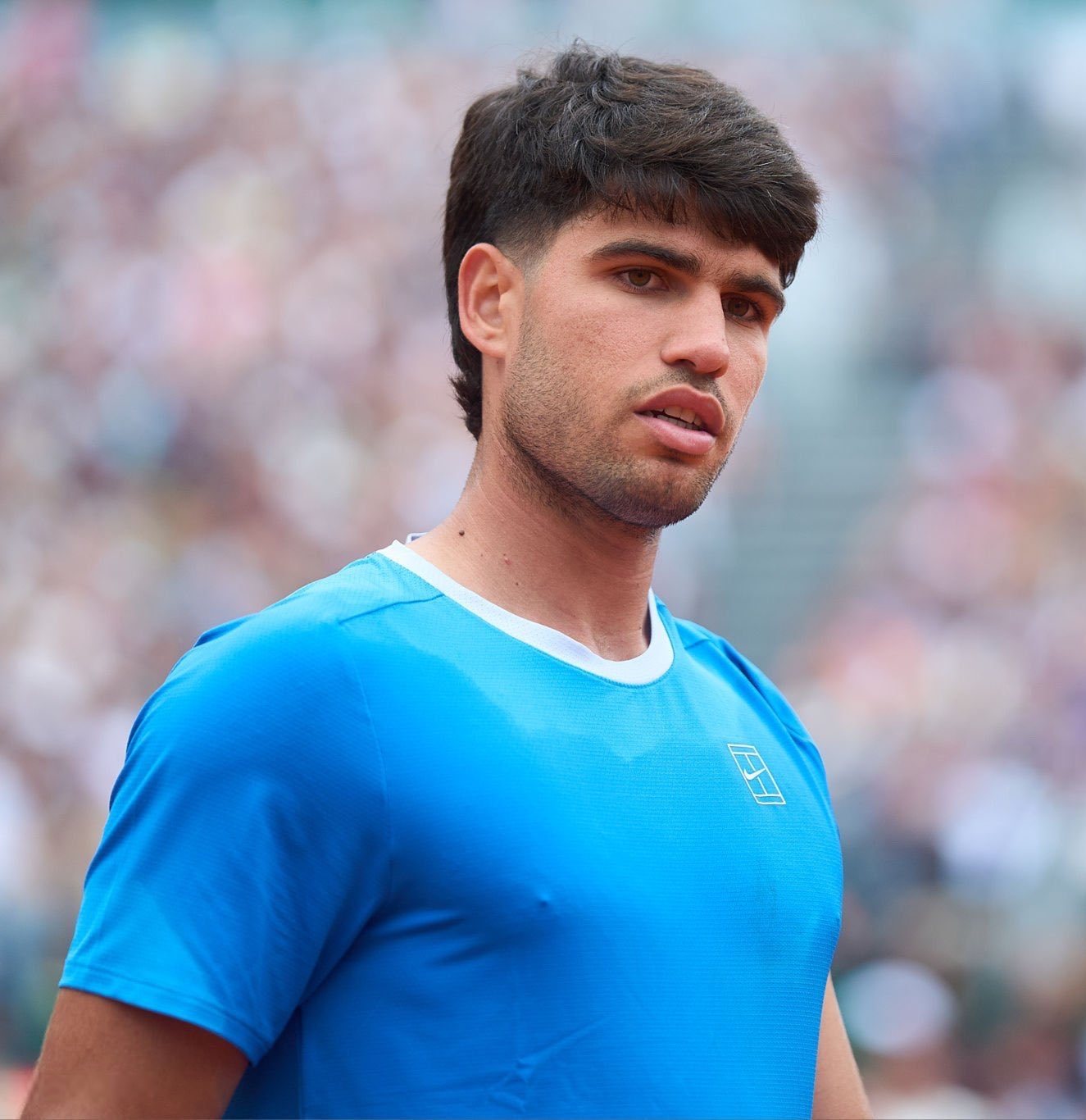 阿尔卡拉斯因腕伤退出巴塞罗那次轮比赛！对手马哈奇直接跻身八强。希望尽快康复吧～ 