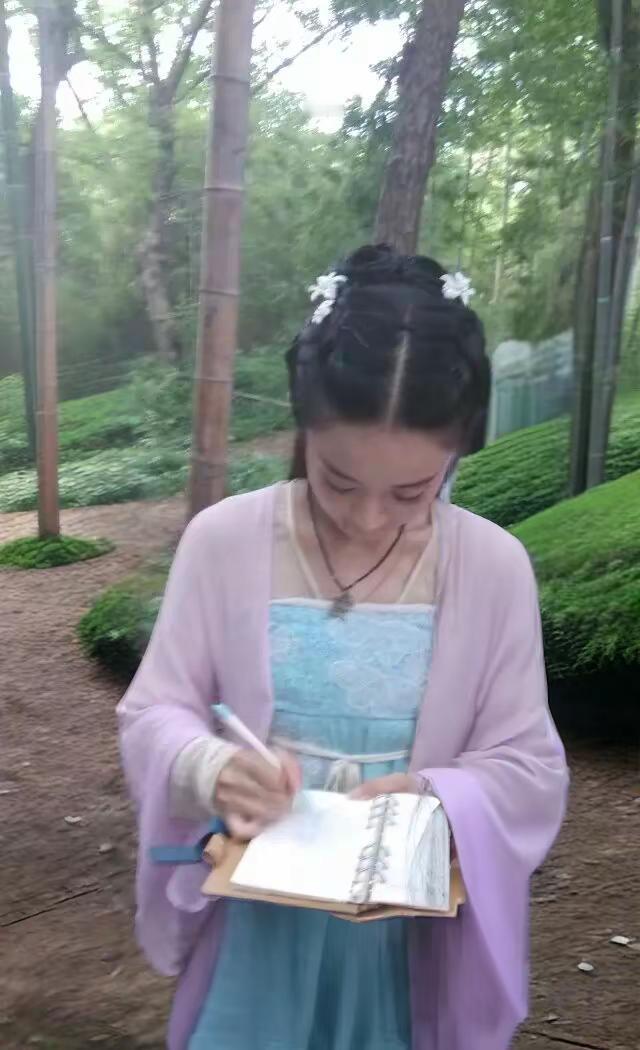 如果赵丽颖看到你在围观她拍戏，她马上跑过来给你签名，和你聊天，你会不会很开心？