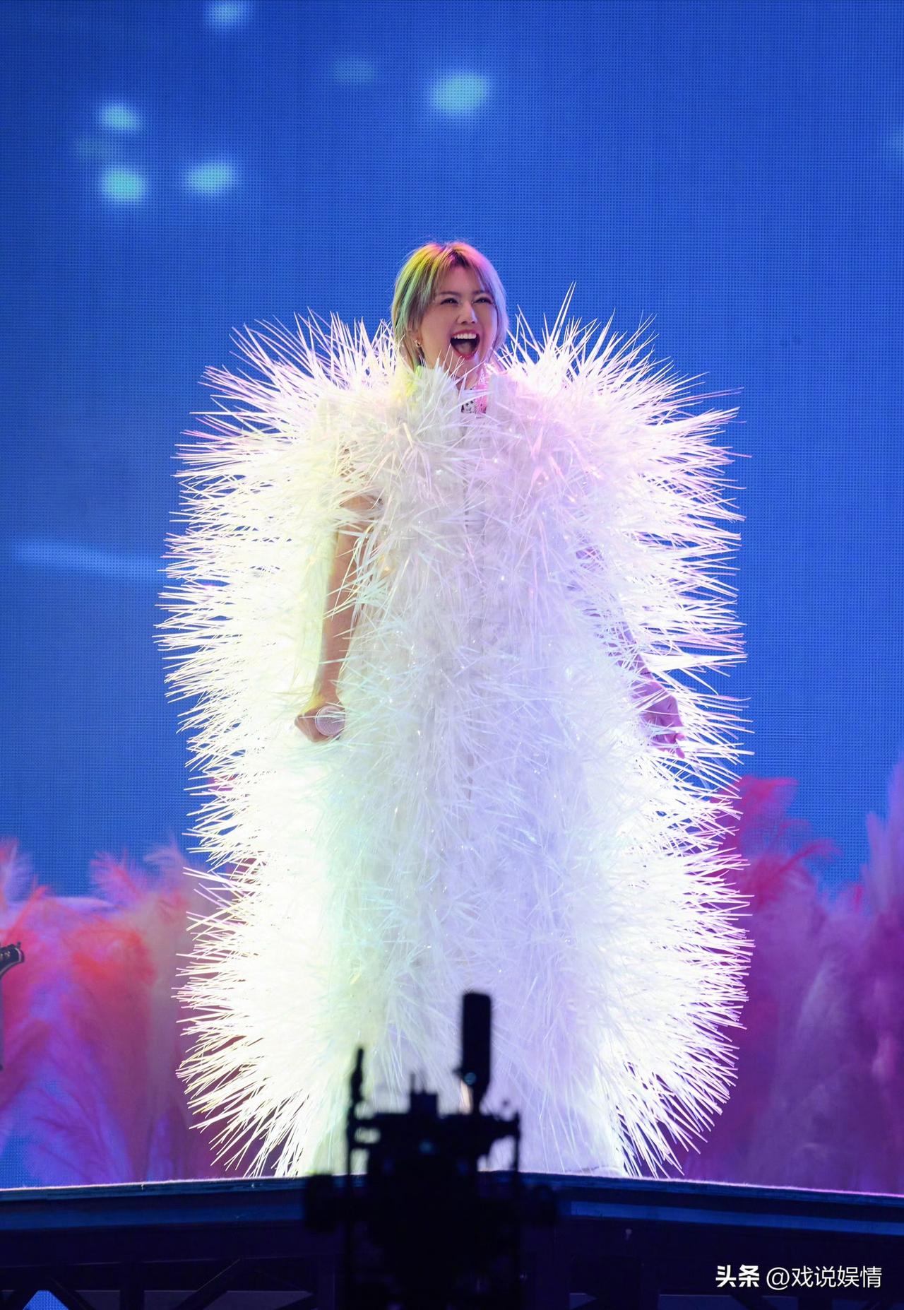与某些女歌手比，孙燕姿的演唱会服装相当保守了吧！
这是孙燕姿在《就在日落以后》巡
