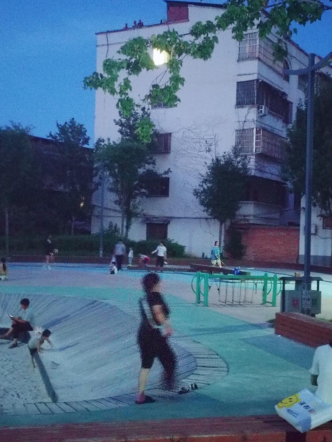 吃过晚饭后，就去了沈丘千字文文化公园广场，看到夜晚的公园热闹非凡，拿起手机随手拍