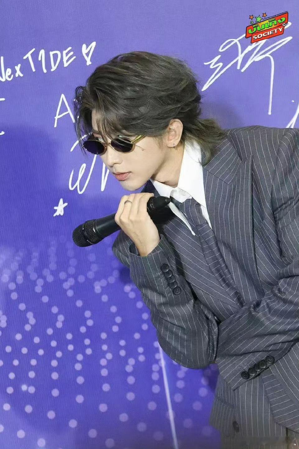 蔡徐坤这里是红毯不是秀场蔡徐坤你不像来走红毯的，像来走秀的 ​​​