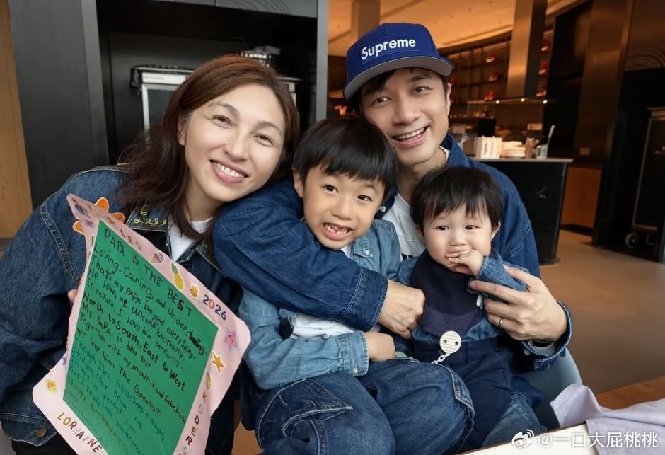 古巨基54岁生日发布了一家四口庆生照，他老婆挺低调的。 