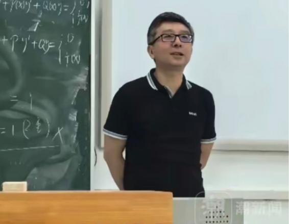 南大教授辞职信火了，四个字道出无数人心声！
 
南大教授喻良的辞职信火了。
正文