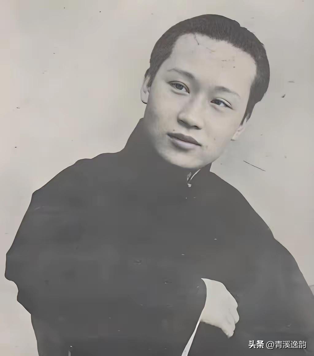 1918年，京剧大师荀慧生娶妻，入洞房后，迫不及待将新娘抱床上。不料，红盖头一掀