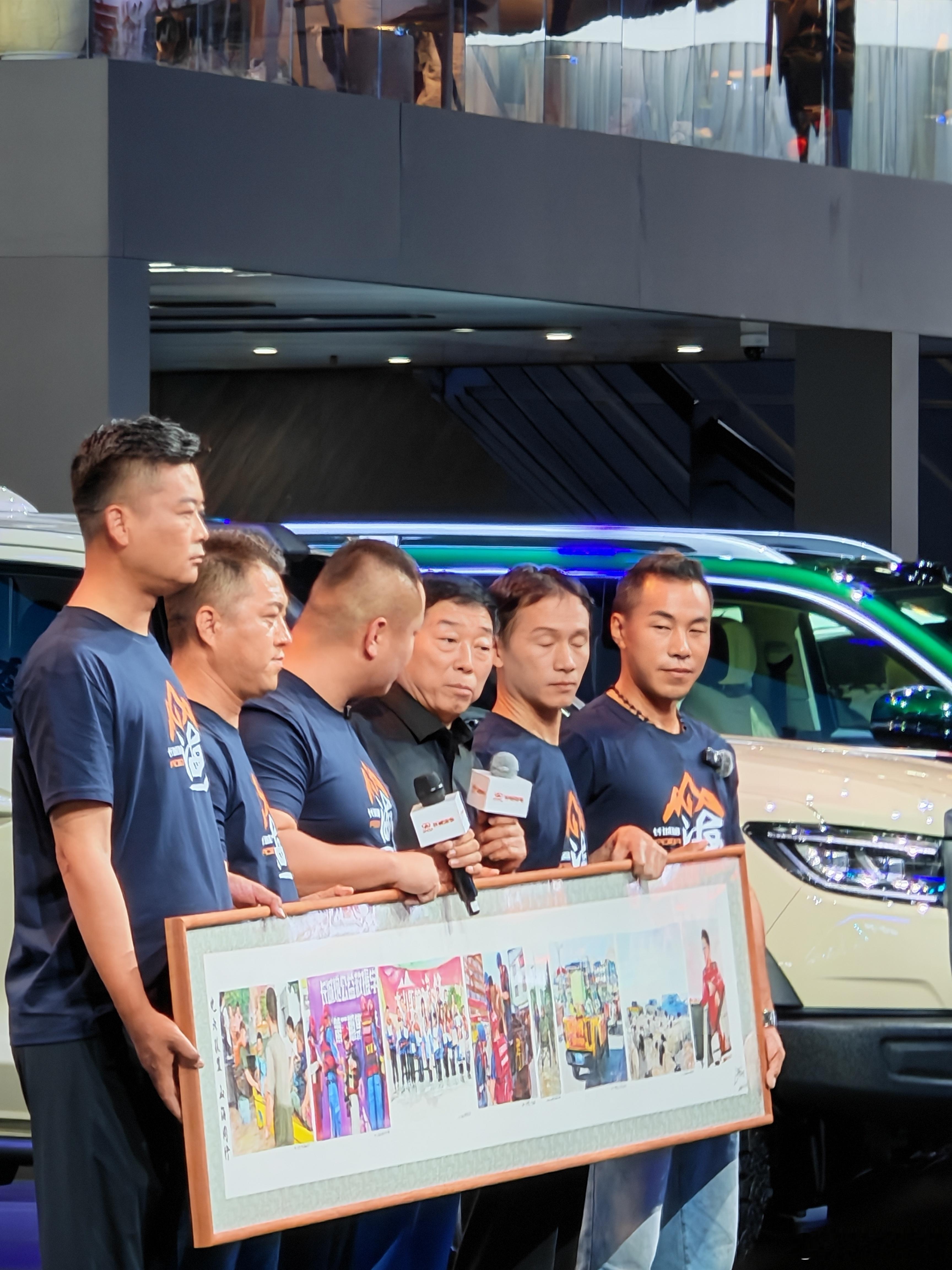 2025成都车展成都车展最拼命的老板！！！魏建军基本上一天都在自家的展台带着大家