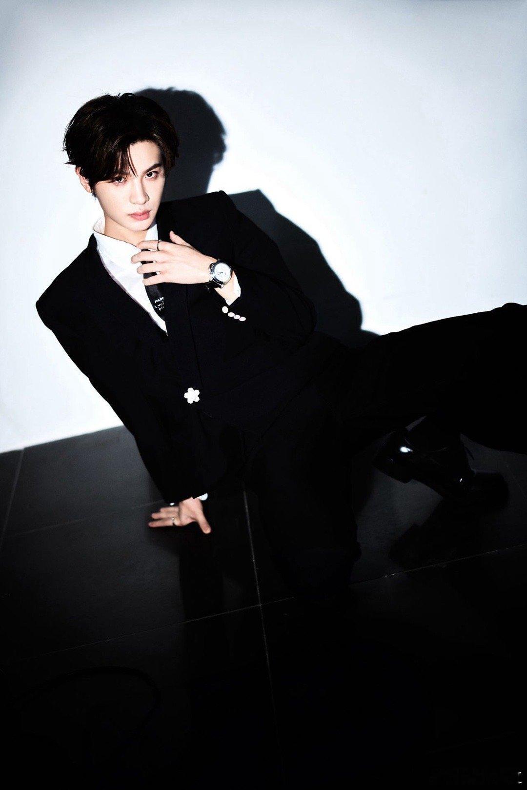 鎏金暗纹在丝绒西装上流淌，雕塑般的轮廓瞬间重塑红毯美学新标准！ 