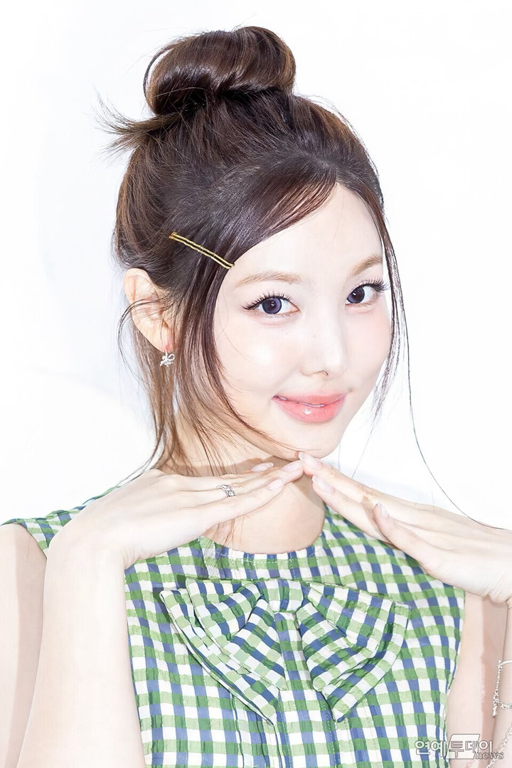 这个丸子头萌的呀...哪里来了一颗小青菜？ 