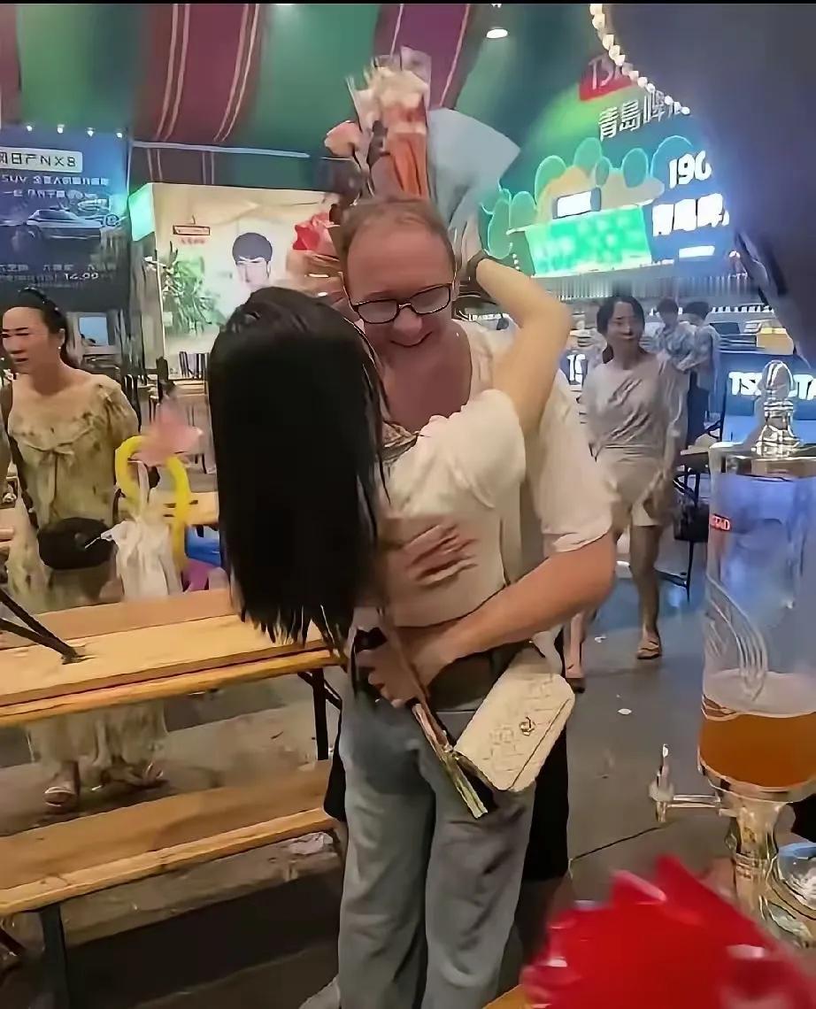 一次偶然的邂逅衍生出的闪恋。
青岛台东夜市。
45岁德国外教点了海鲜正吃着，两个