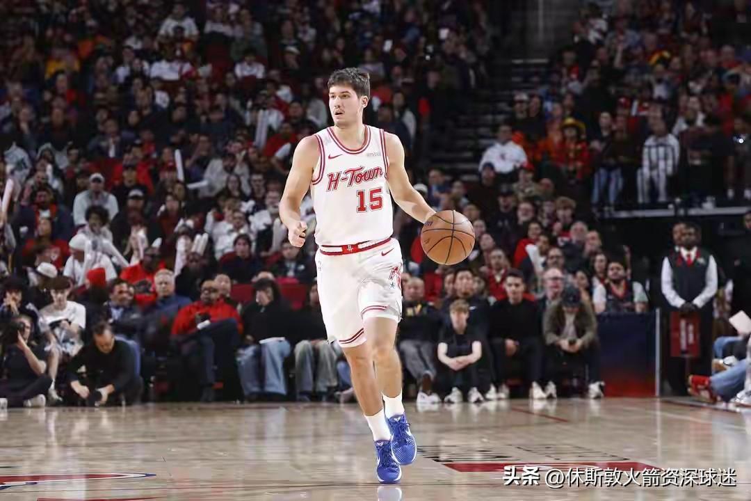 火箭乌度卡为何这几场重用谢波德呢？这是因为连续两场大比分输球，才迫不得他用小谢首