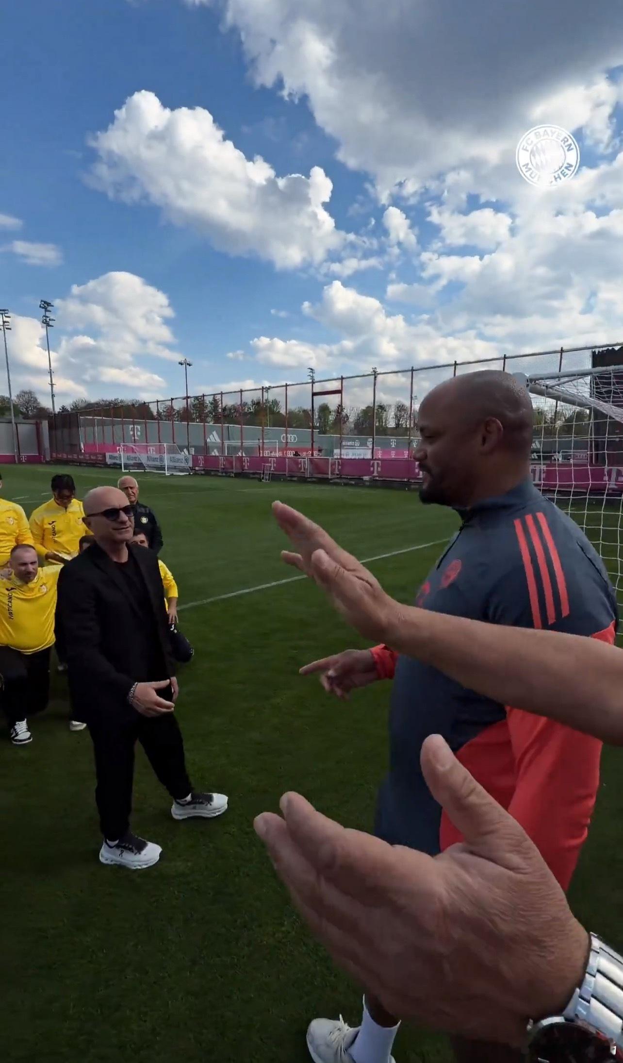 梵蒂冈国家队造访拜仁，黄黑球衣被孔帕尼调侃：这不是多特吧？足球 北京时间4月19