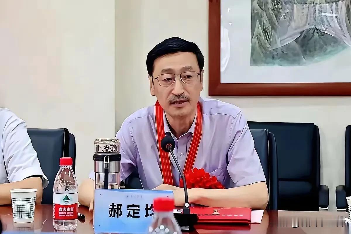 曾经的郝定均，是骨科界的明星，是脊柱病医院院长，还荣获第六届全国杰出专业技术人才