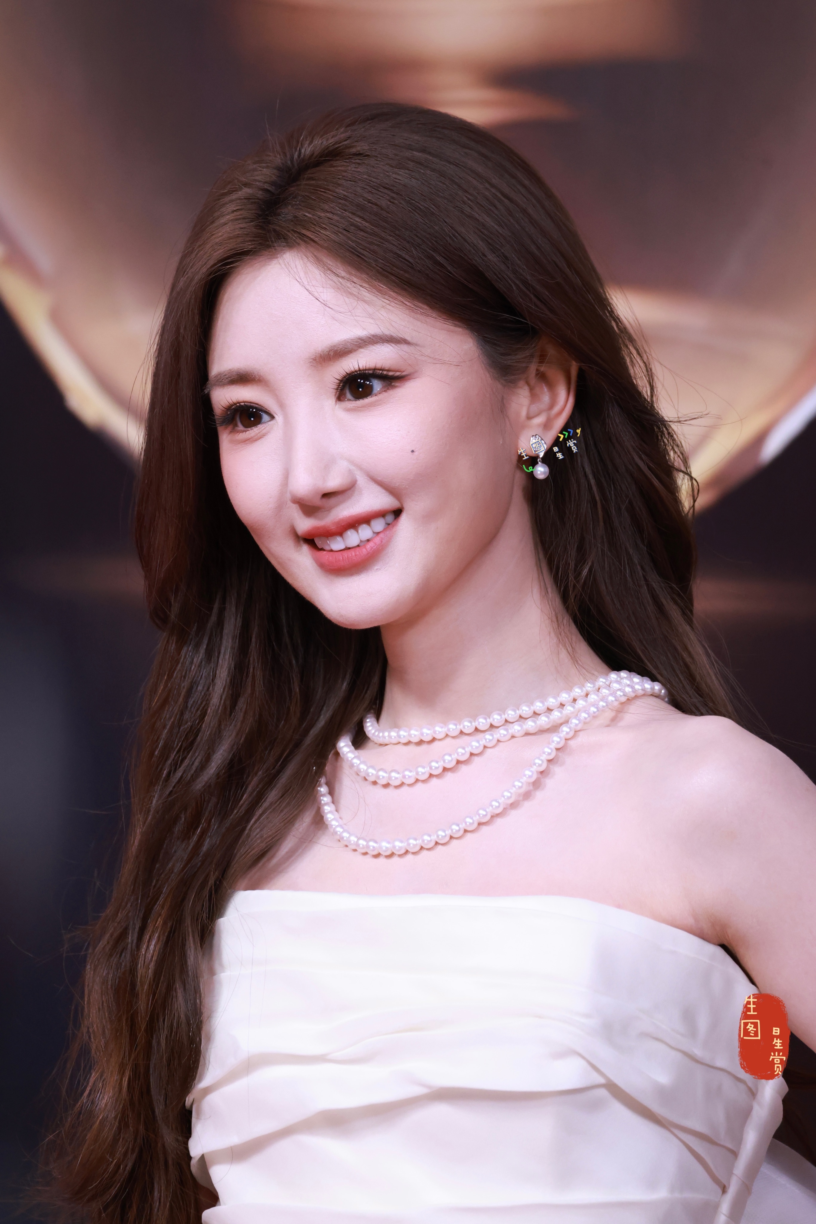 毛晓彤电视剧品质盛典红毯出图纯白系的喵彤，美萌洋溢🐱品质盛典全阵容