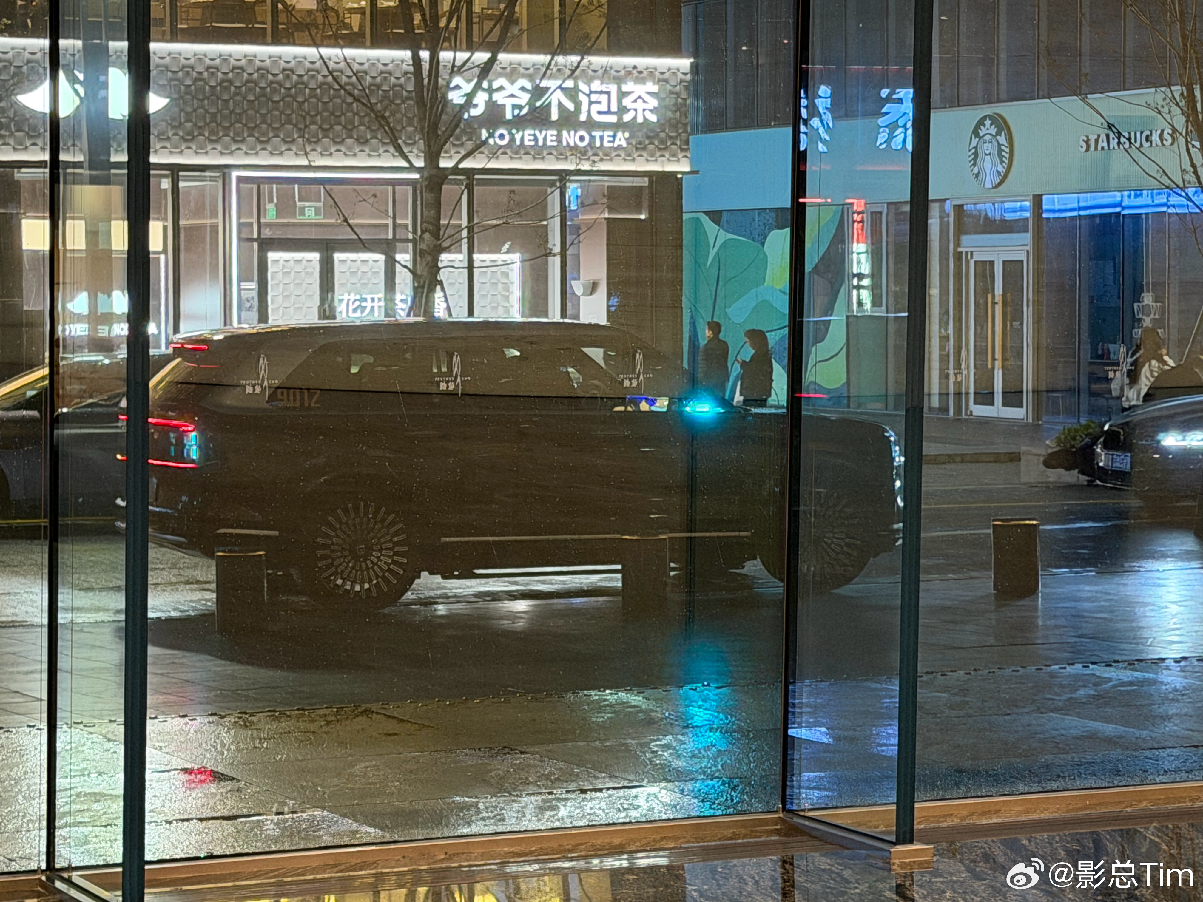 今晚和一起叫了一台极氪9X Robotaxi，深度体验一下杭城的L4体验，体感非