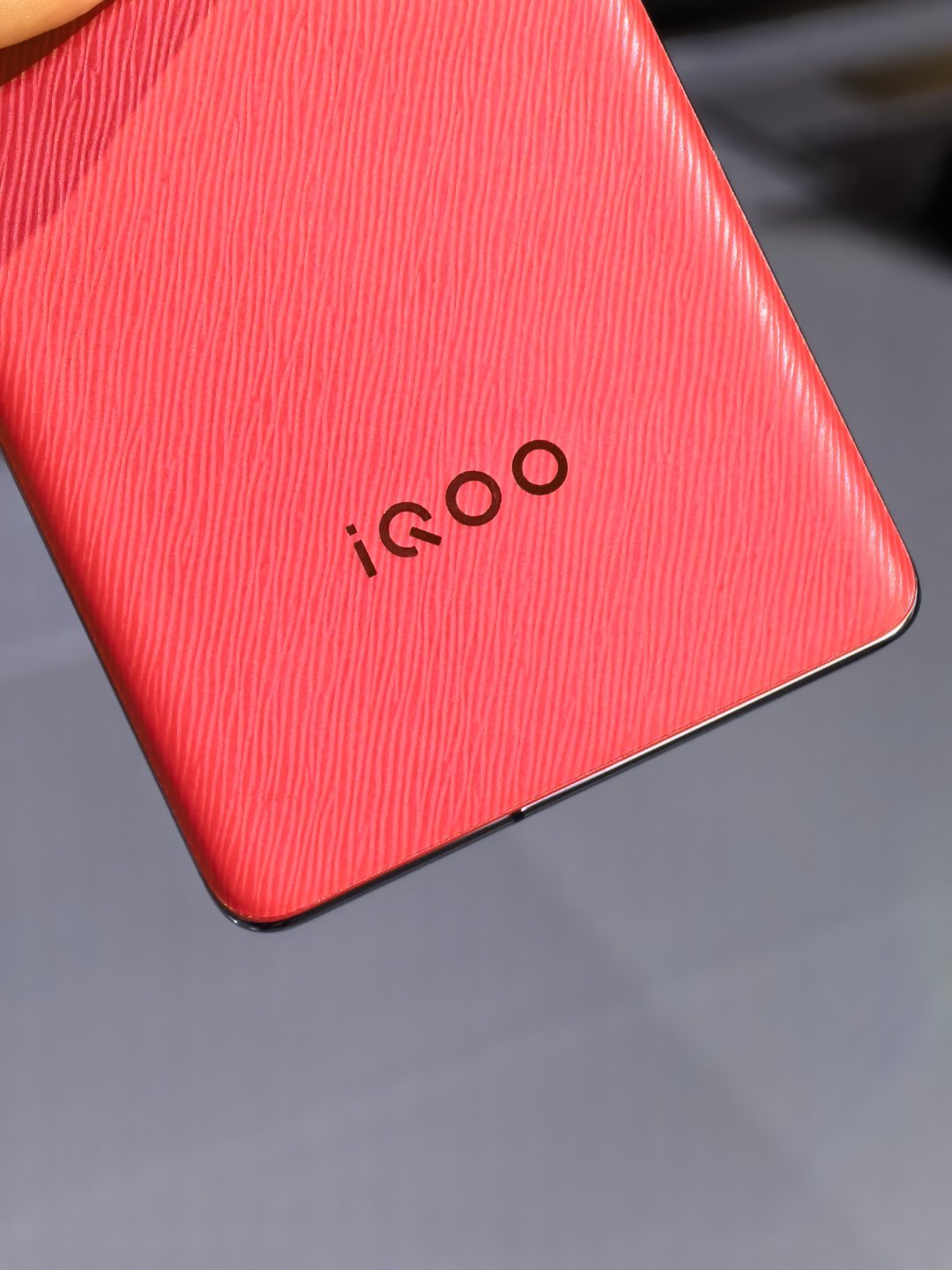 这次的iQOO 12系列，我推荐白色传奇版和红色燃途版，尤其是红色非常好看！iQ