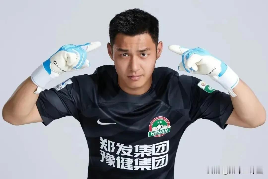 河南足球的守门员出圈了

实力与颜值并存，谁会不爱呢？

大家觉得如何呢？

大