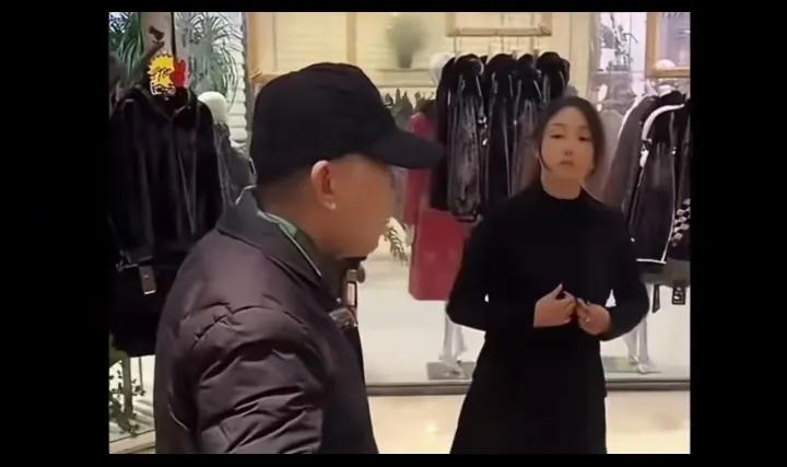 杨议为了让侯耀华高兴真舍得花钱啊！这不，12月20日，杨议专门去服装专卖店给将要