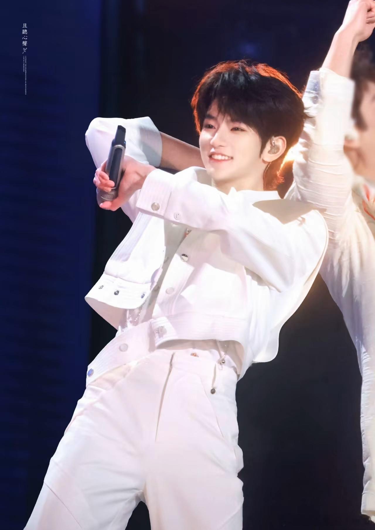 汪铎贴脸穆祉丞周五晚高疯两人互动也太有梗了！汪铎眼神堪比精密仪器，高情商委婉调侃