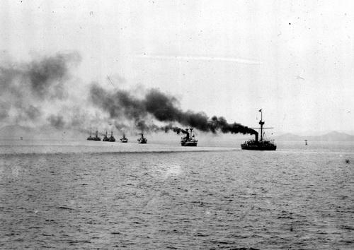 甲午战争的黄海海战进行到下午3时30分，北洋水师的“致远”舰战沉，早就畏惧避战的