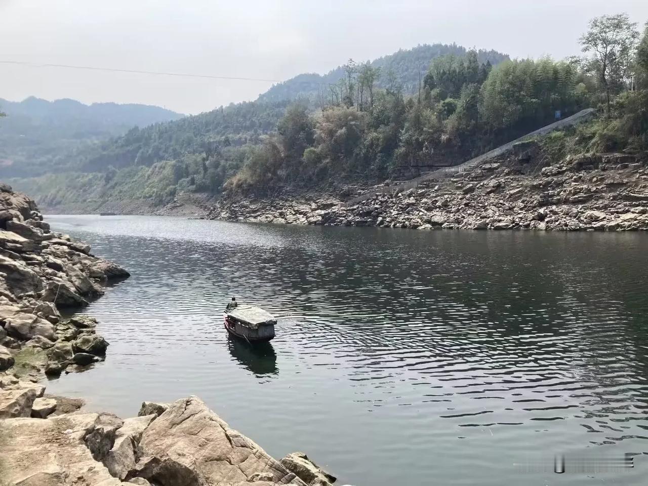 现在很多人都说农村环境好，压力小，别再被网上田园生活的短视频迷惑了。

其实，大