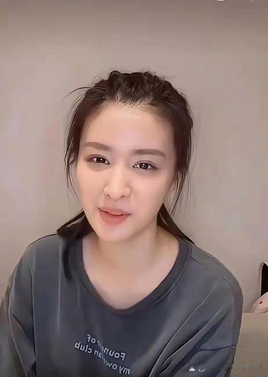王楚然直播近素颜+接地气发型，高颜值照样惊艳！ ​​​