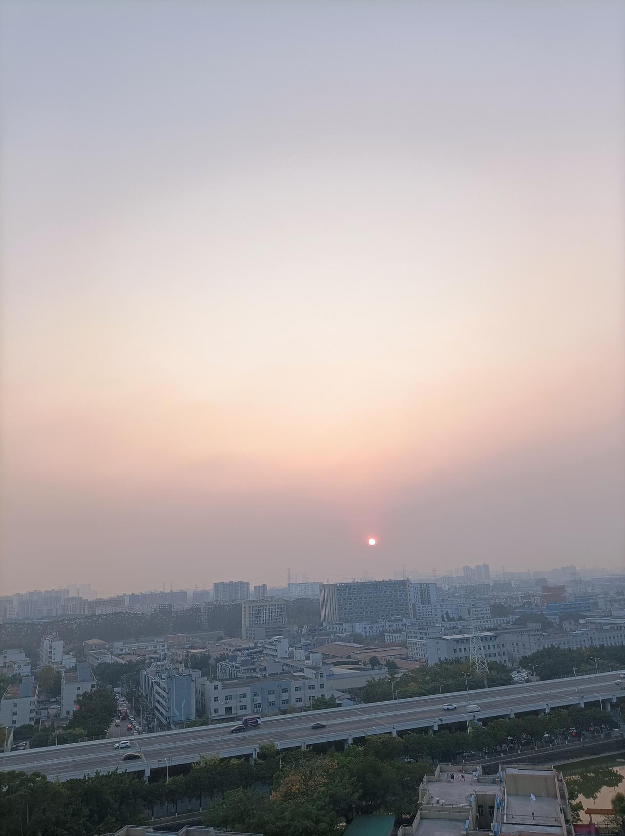 随手拍张照这几天深圳的雾霾太严重了，拍下的落日夕阳是这样的！