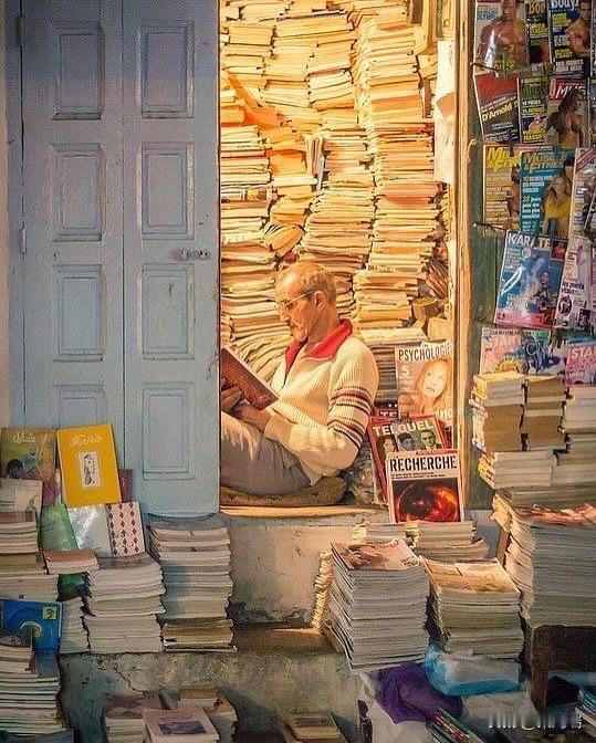 72 岁的穆罕默德·阿齐兹是世界上被拍摄次数最多的书商，他居住在摩洛哥拉巴特。