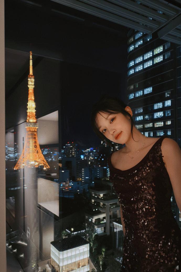 #宋雨琦刺绣亮片礼服##宋雨琦深U亮片裙#宋雨琦一袭刺绣亮片礼服，犹如璀璨星辰，