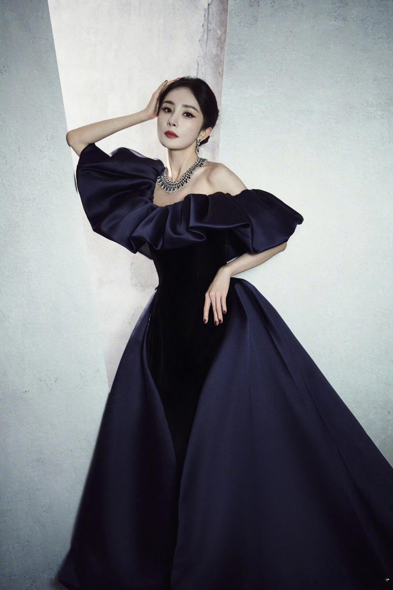 杨幂微博QUEEN 三封加冕，内娱独一份的幂式女王从洛晴川到宁绣绣，十六年人气与