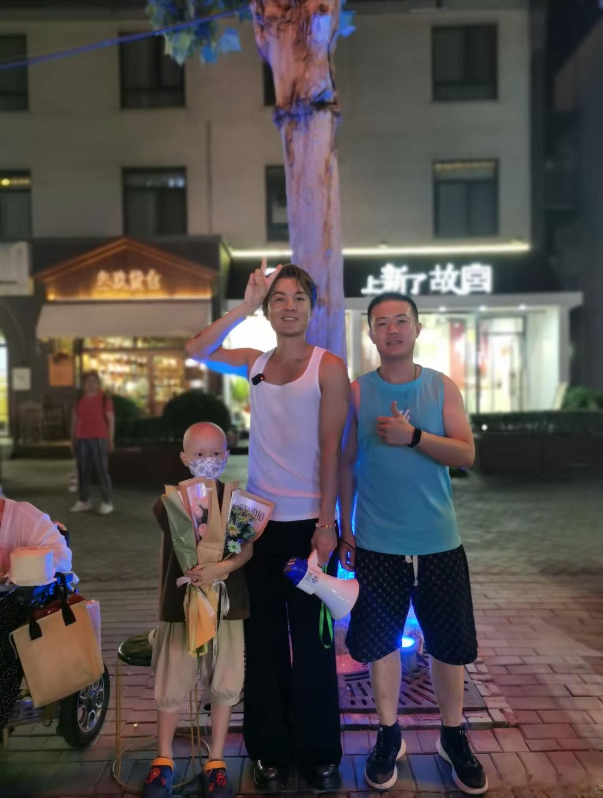 患儿妈妈回应吴克群街头卖花筹款 吴克群一直在用自己的一份力量帮助那些需要帮助的人