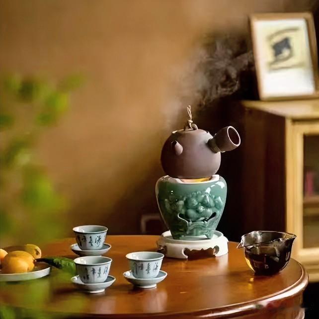 《茶韵天成·青玉案体》
碧瓯烟袅映窗纱，茶影淡，意无涯。初品微苦后清嘉。涩含余韵