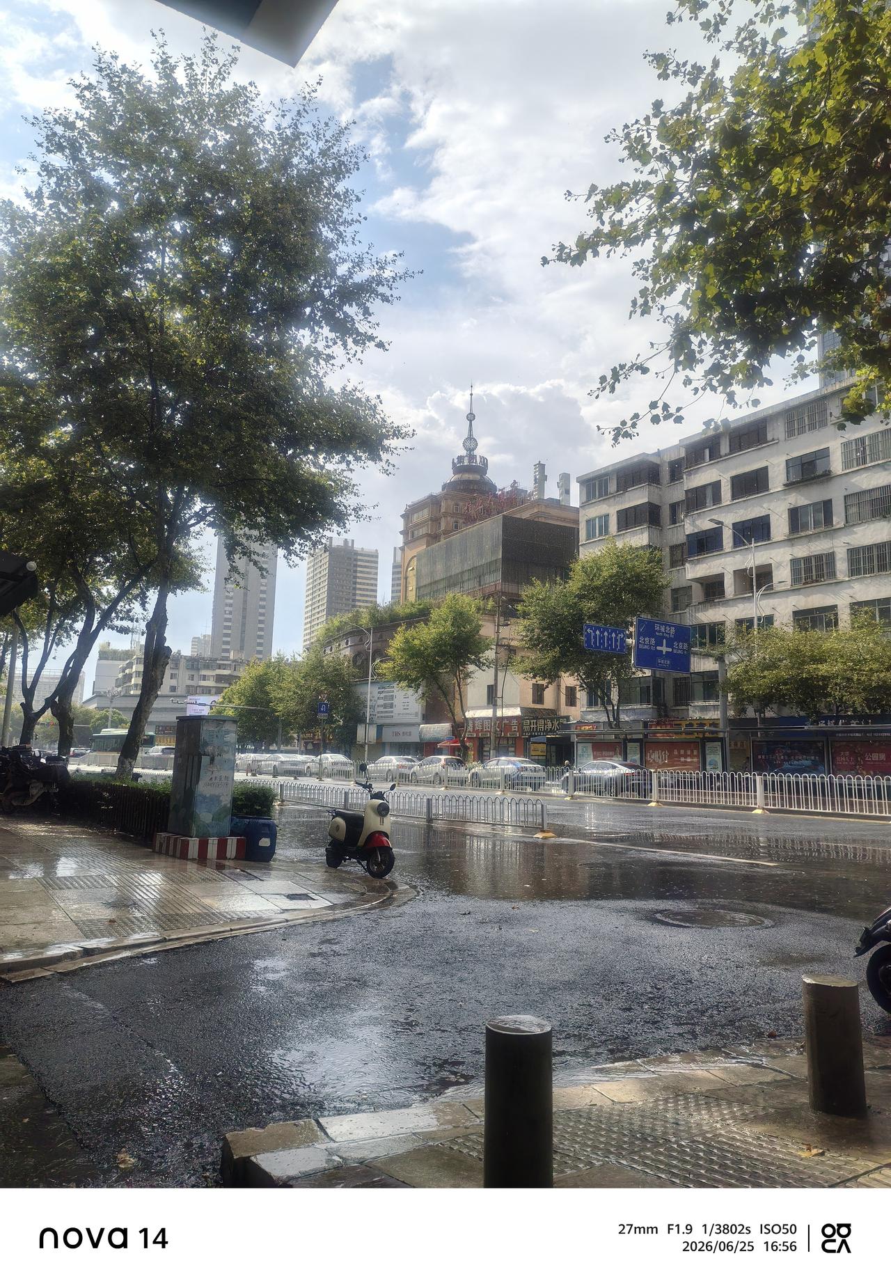 云南这久的雨也是有人情味的，正如云南十八怪说的“这边下雨那边晒”。小时候，我和小