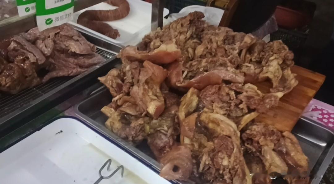 人比人气死人
旁边那些卖熟食的还没开张呢，她家床位前已经排起了队伍，一边过秤打包