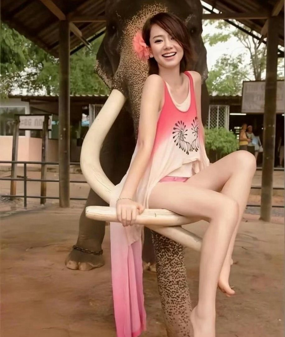 戚薇年轻时是真的嫩，笑容太有感染力了 