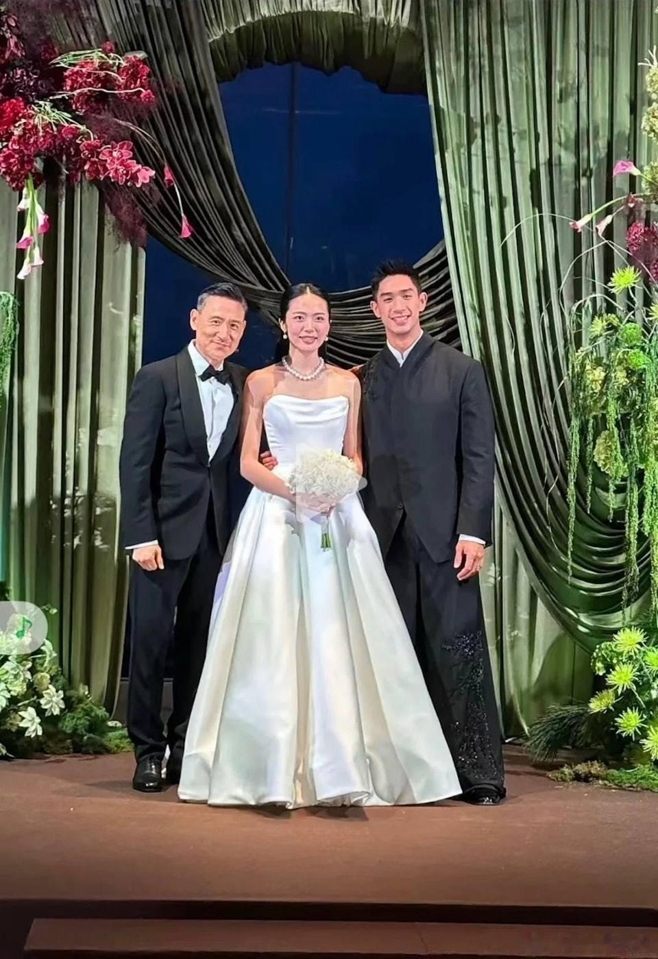 素有「凍齡港姐」之稱的吳婉芳 (May)，她的二仔胡智 (Lynus) 同昨日（