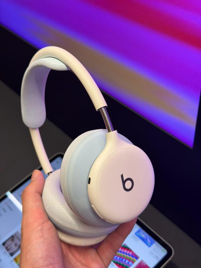 今天路过Apple Store，顺手试了下Beats刚出的360还真别说，挺可以