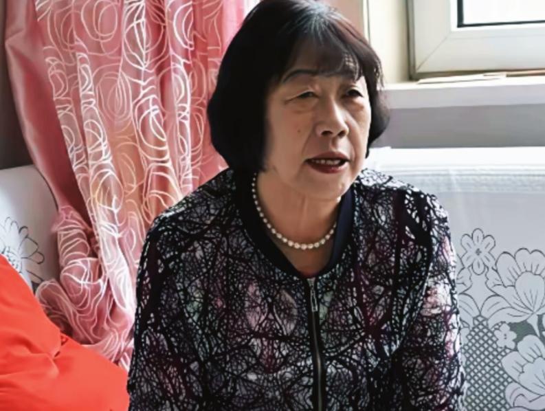 1981 年，内蒙一男生考上大学，向女老师报喜，女老师高兴的从兜里掏出 20 块