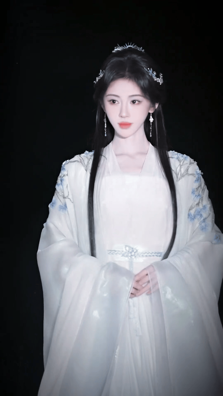 婧祎回头一看，爱她的🍊们把她护在中间 